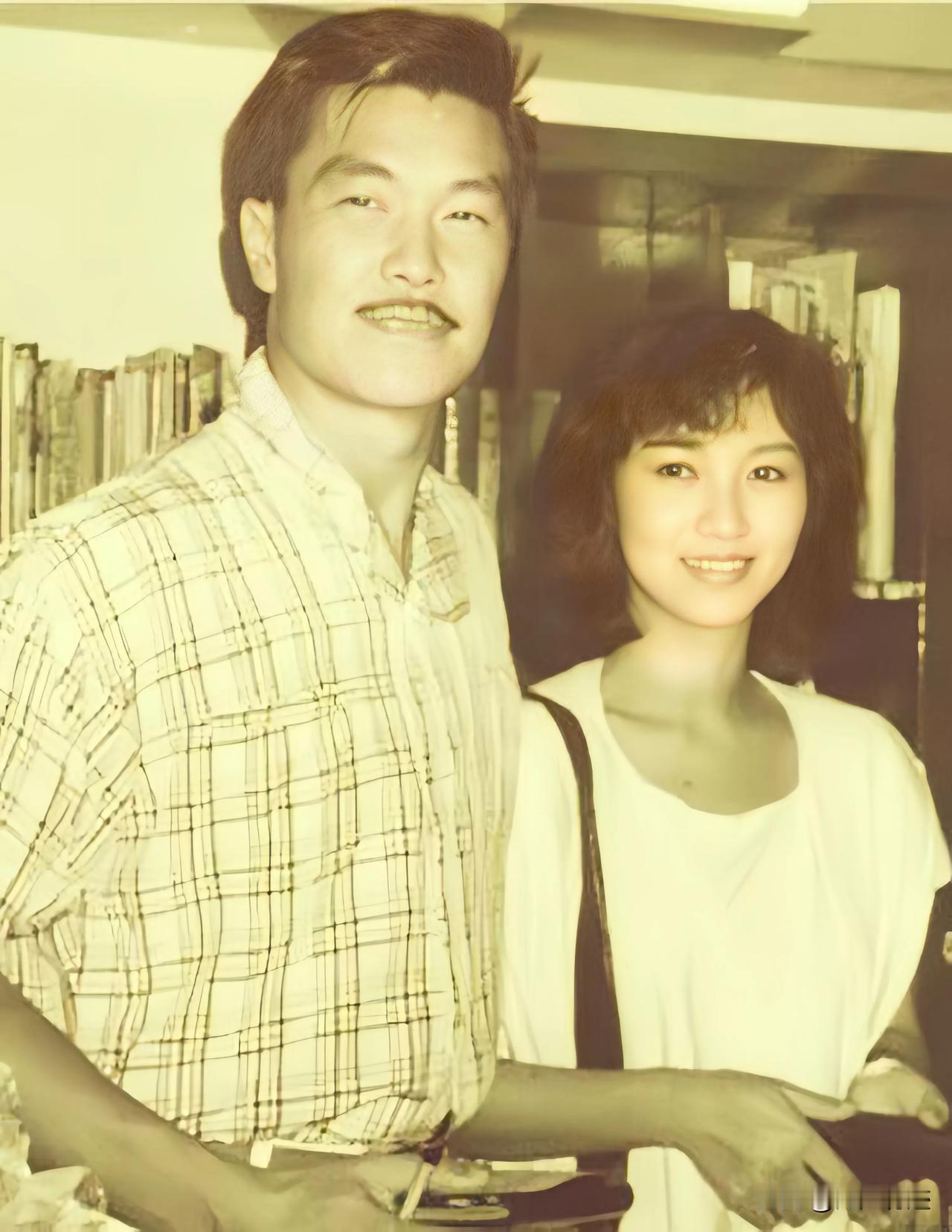赵雅芝貌美如花，但她两次婚姻，每次选的男人，都不是大帅哥一类的。都是相貌接近普通