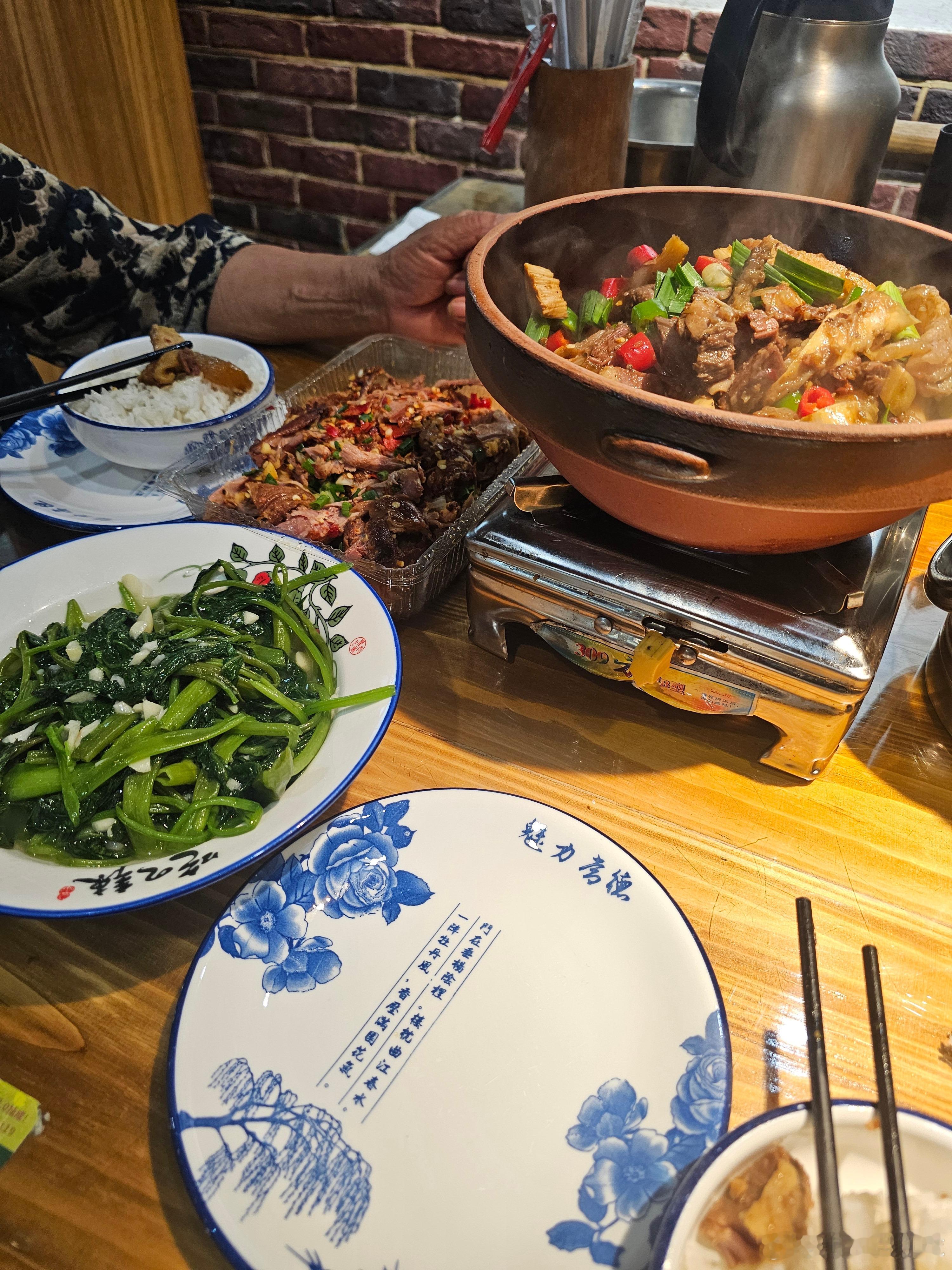 尽管工作忙还是要抽一些时间陪陪家里人和奶奶两个人难得吃顿饭吃完回店里安排晚场