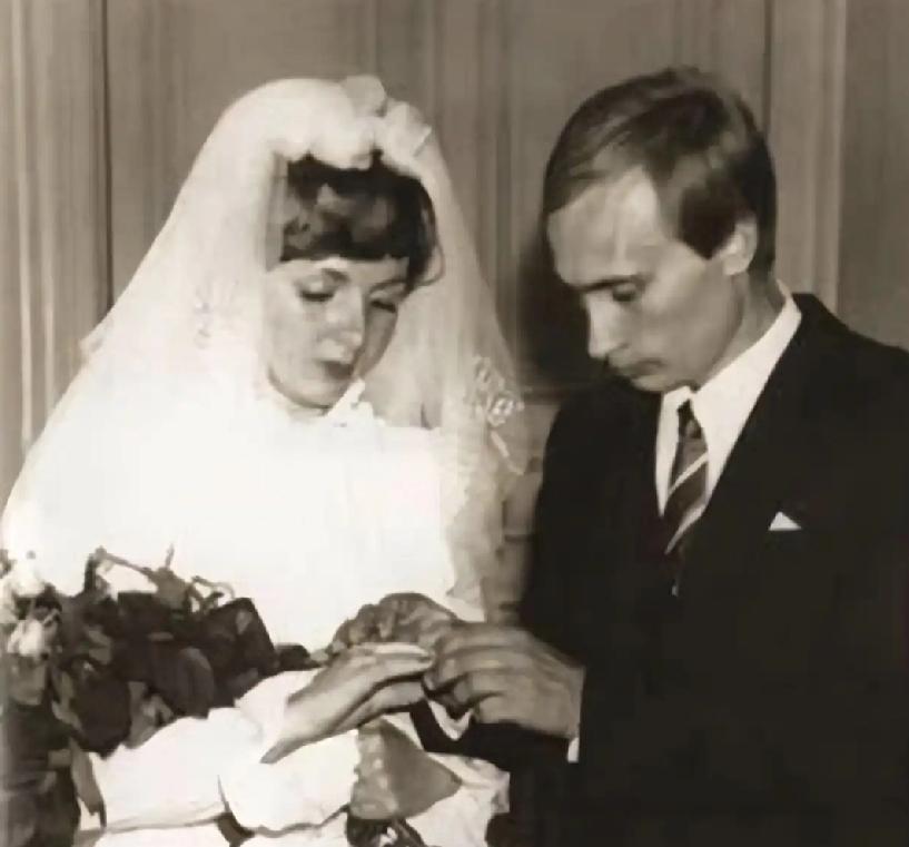 年轻的普京清秀迷人。
两个女儿是夫妻俩的漂亮宝贝。
相爱的人儿也会走散，甜蜜的过