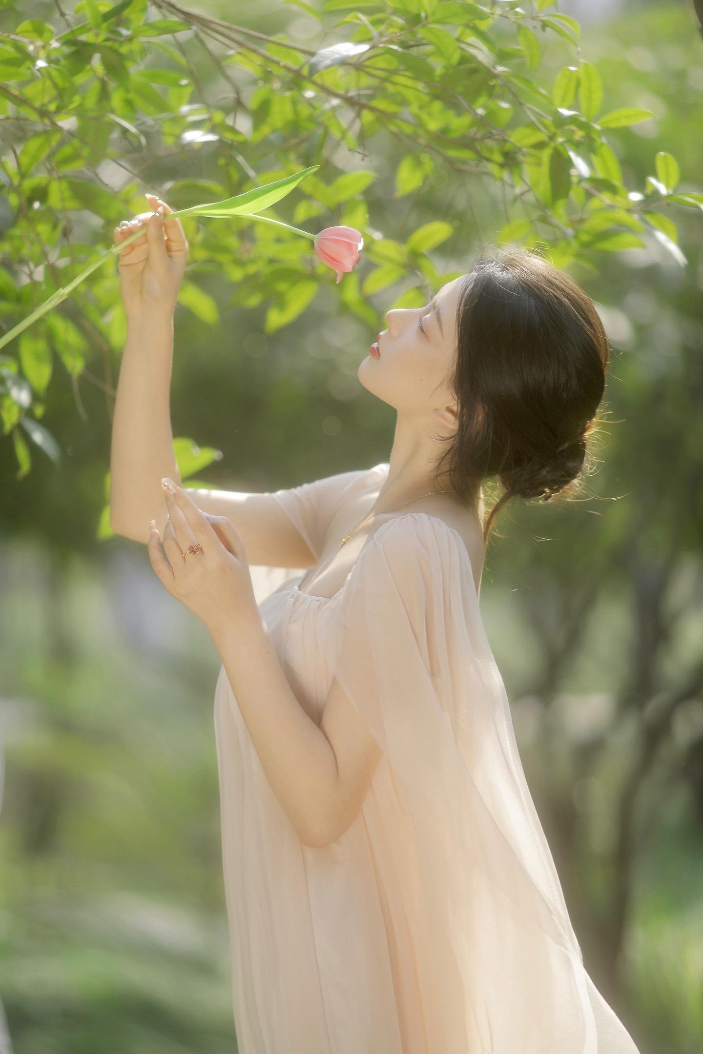 蝴蝶翩翻 夏木早望🍃。🌿盛夏 共赴春山 满目绿意
蝴蝶翩翻 与夏共舞