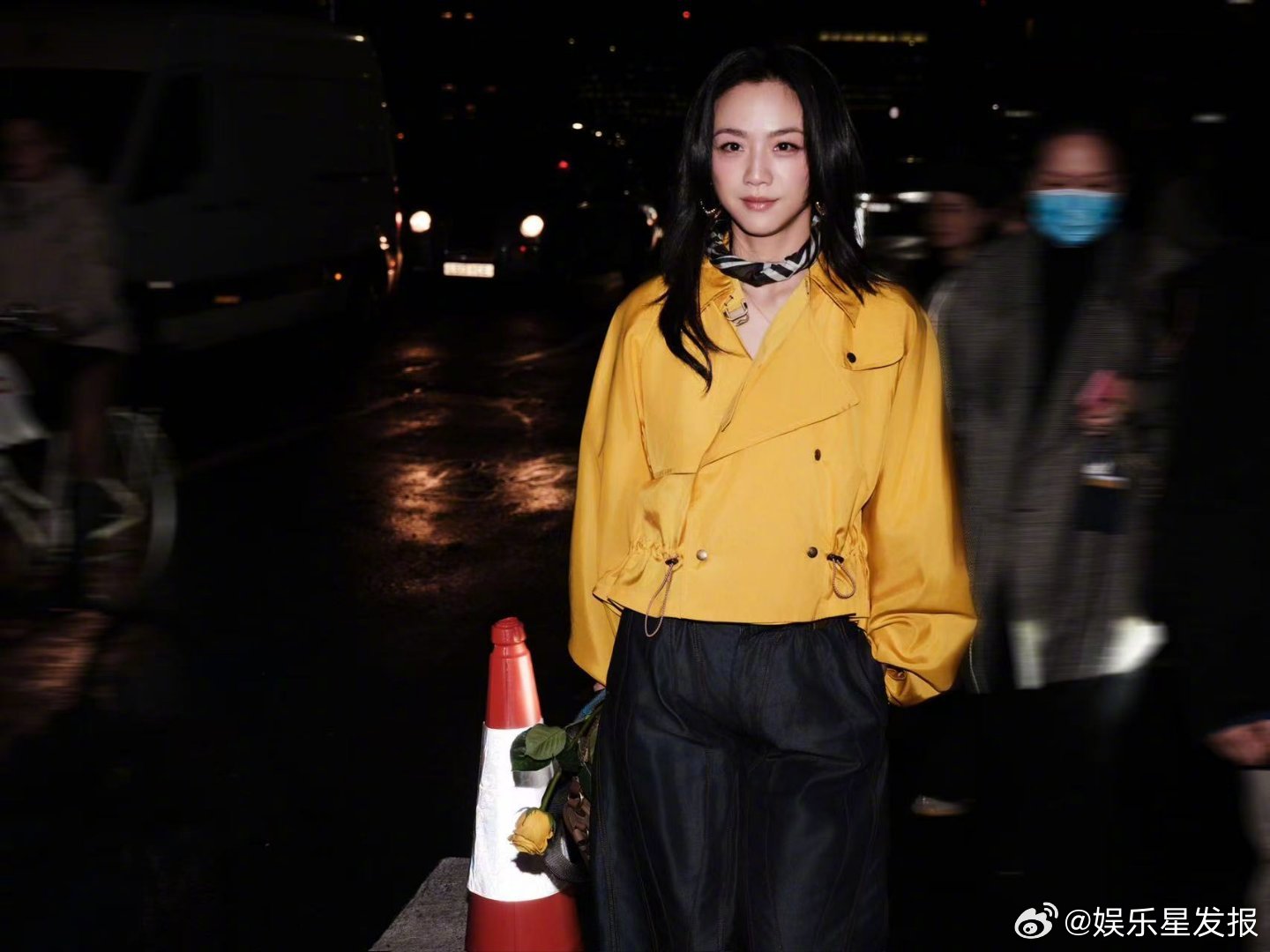 汤唯伦敦夜色中的黄玫瑰  谁懂！汤唯亮相伦敦时装周，一袭黄色造型搭配随性散发，手