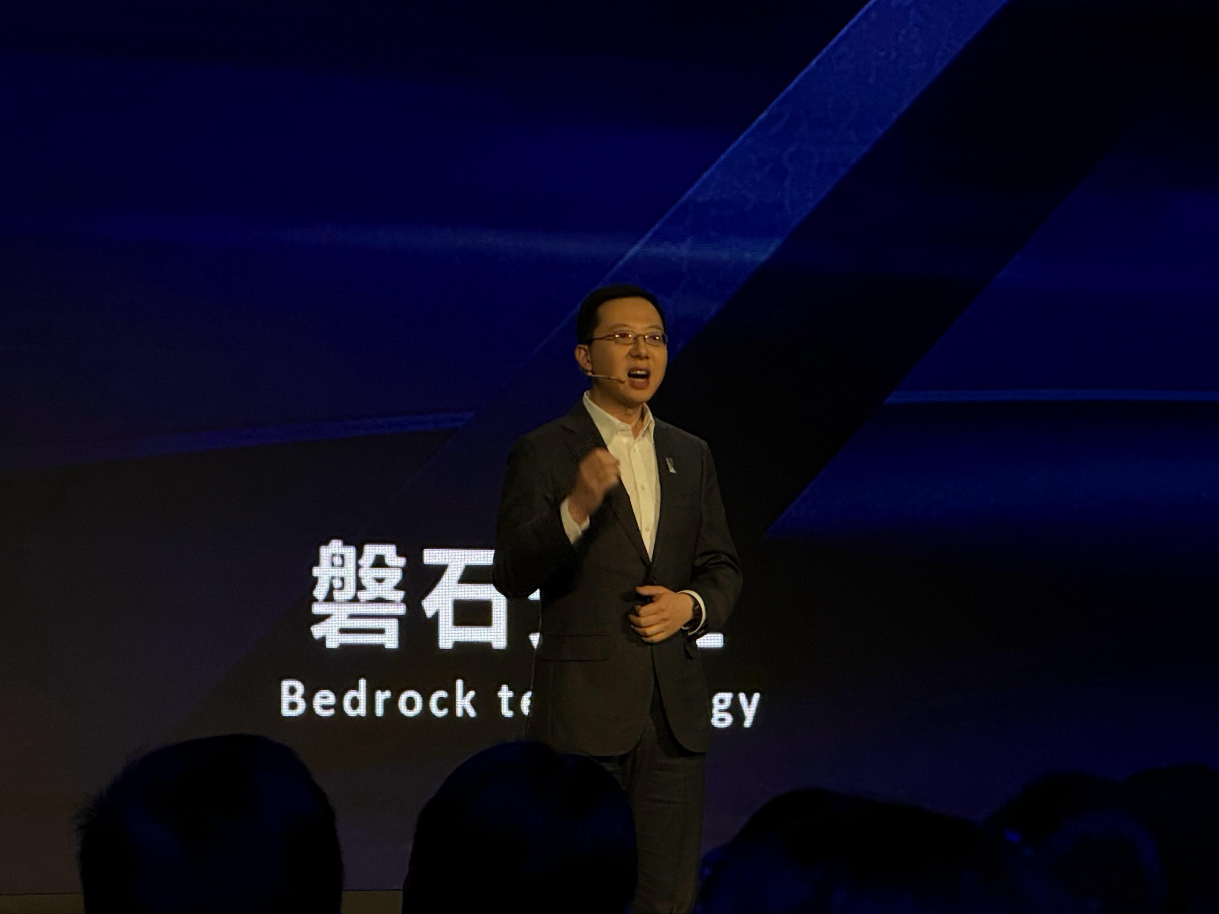 阿维塔陈卓：我们阿维塔只用宁德时代电池，不用其他杂牌电池。好刺激！[doge][