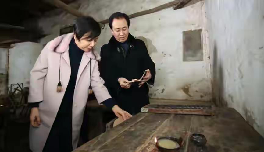 许家印首次出庭受审。当庭认罪悔罪的消息让很多人陷入沉思。
      按许家印的