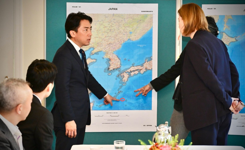 日本向德国告状，小泉进次郎指着地图，介绍歼-15锁定F-15的地点，他希望德国和