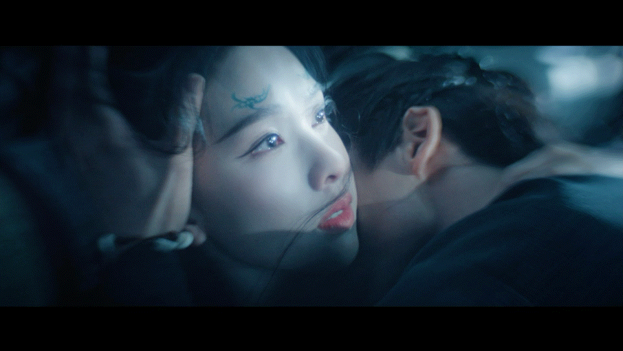 曾舜晞陈都灵吻戏镜头陈都灵曾舜晞假意真情救命这谁顶得住！浴池湿身 + 半裸镜头，