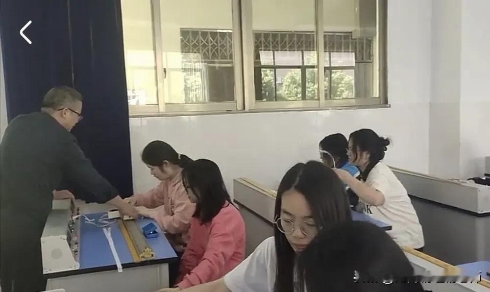 名师导学丨规律探讨：光的折射光的衍射
     湖南省湘阴县等一中学孙超
   