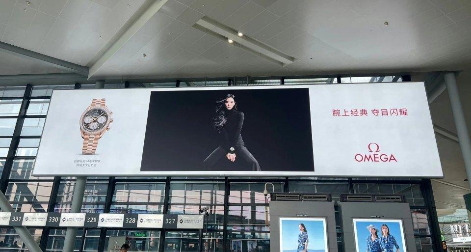 刘诗诗上海虹桥机场大屏广告，这气势和排名都拉满了[666] ​​​