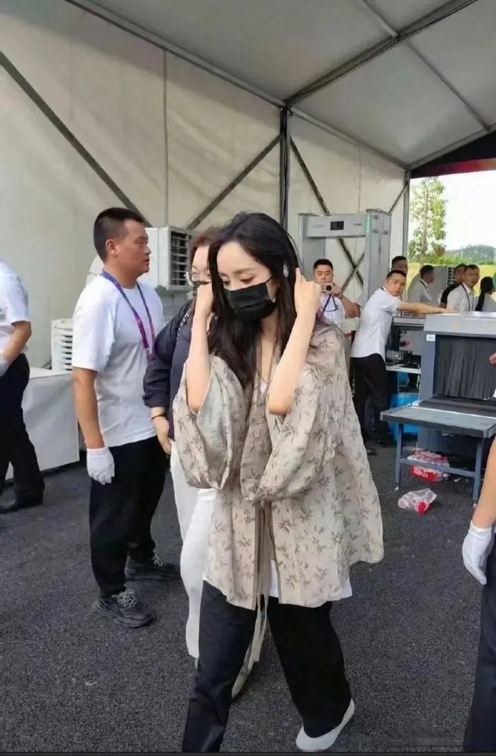 杨幂颜值在内娱应该是天花板的存在吧！ ​​​