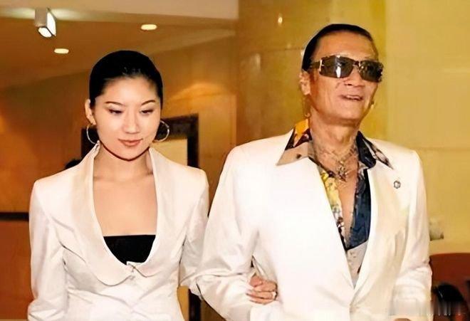 港媒曝谢贤去世谢贤女友coco，小他49岁，真是：只要你有钱，你的女友还在幼儿园