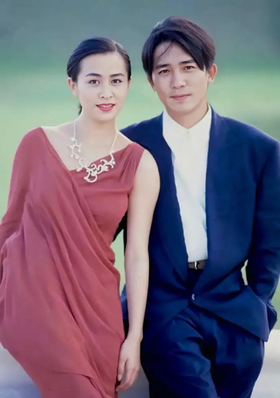 现在看来，年轻的时候的他们俩个确实是很般配的啊！

男帅女靓，个性又互补，相互包
