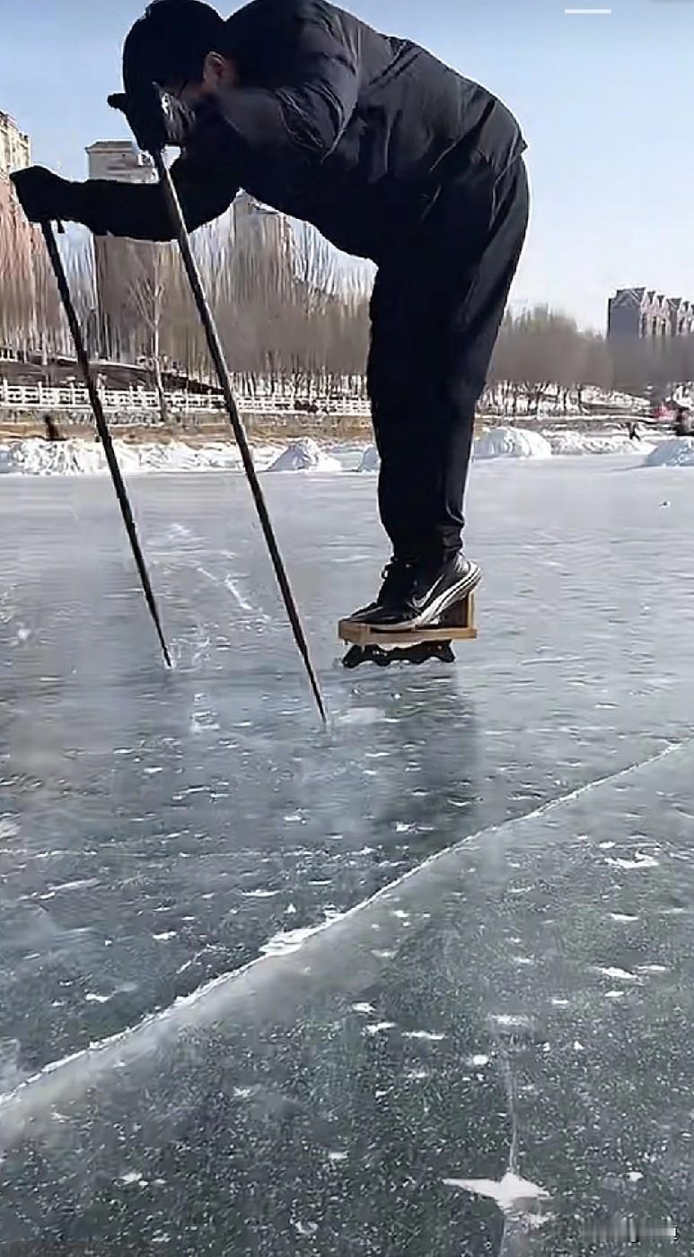 今天头条收益九毛七，比昨天多两毛五，我暗暗窃喜。
晚上，上班，来到共享单车前，扫