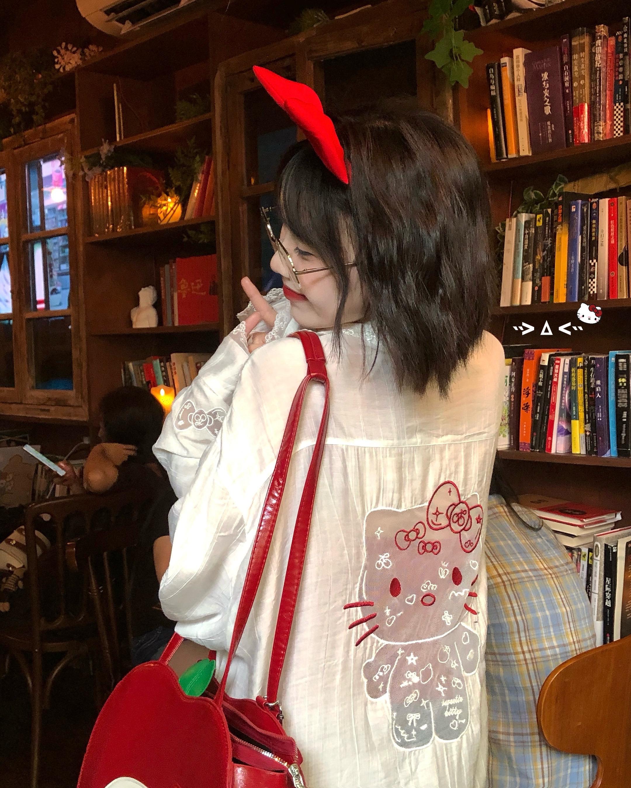 kitty脑袋出门了嘿嘿 ≽^•༚•🎀≼