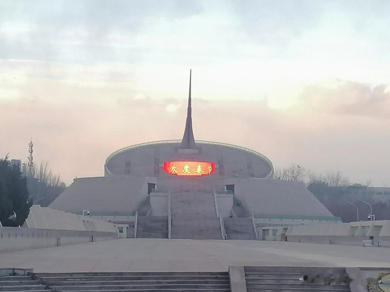 中华世纪坛！
北京市标志性建筑，
是世纪之交修建的迎接新千年的礼物，
意义非凡，