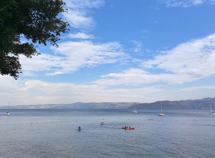 日本大概率撑不过十年，十年之内日本很可能将会从发达国家沦为发展中国家，这里面最主