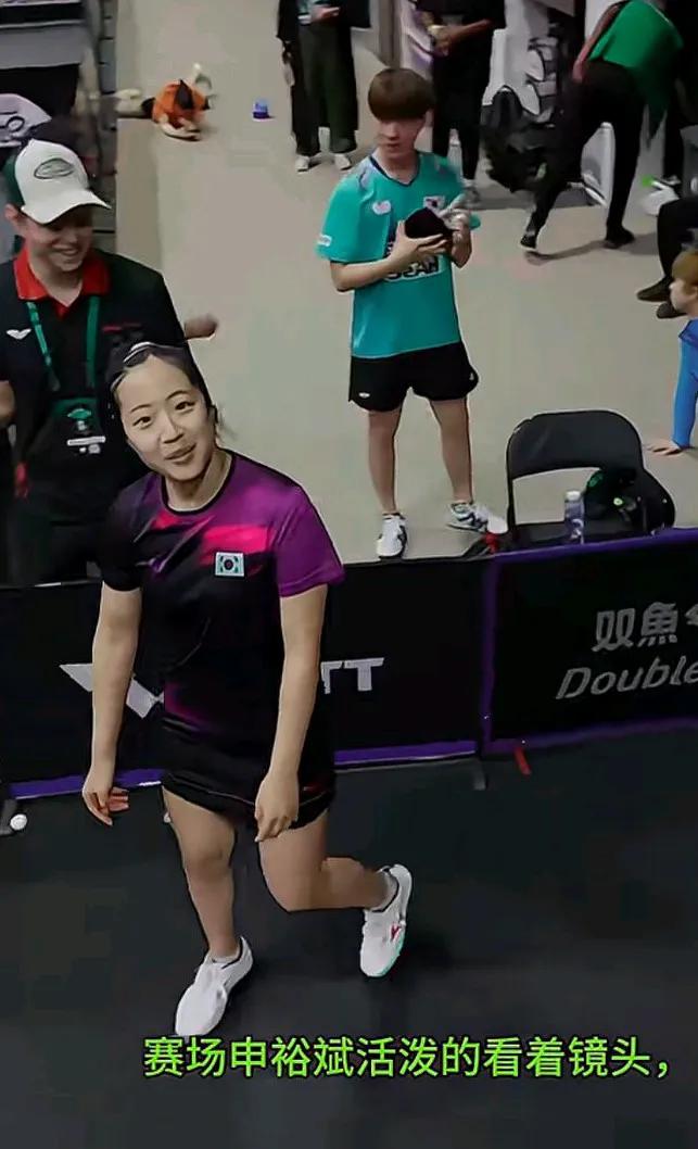 不管球打的如何，申裕斌，脸上总是带着快乐的笑容
＜赛场上的申裕斌＞