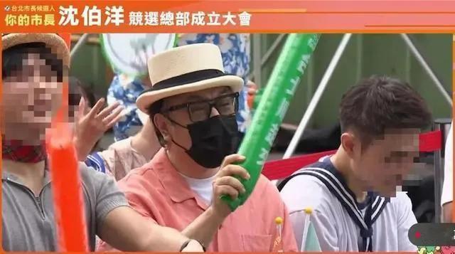 直到这次他举着绿棒棒出名，才知道还有蔡康永这一号。
在大陆代言，在大陆办节目，我