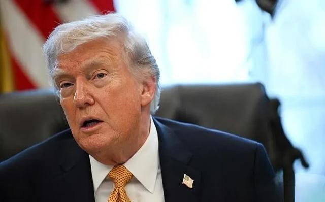 真的要被特朗普这波“极限自夸”整笑了！日前他在公开活动上疯狂炫耀。当年给小布什、