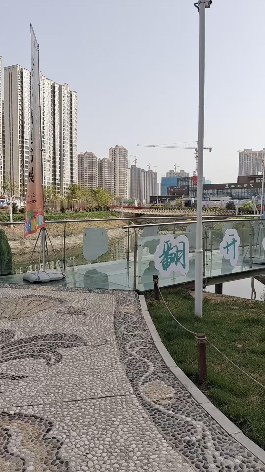 河边步道风景美，高楼林立景色佳。沿着河边步道悠然前行，每一步都能感受到微风轻拂，