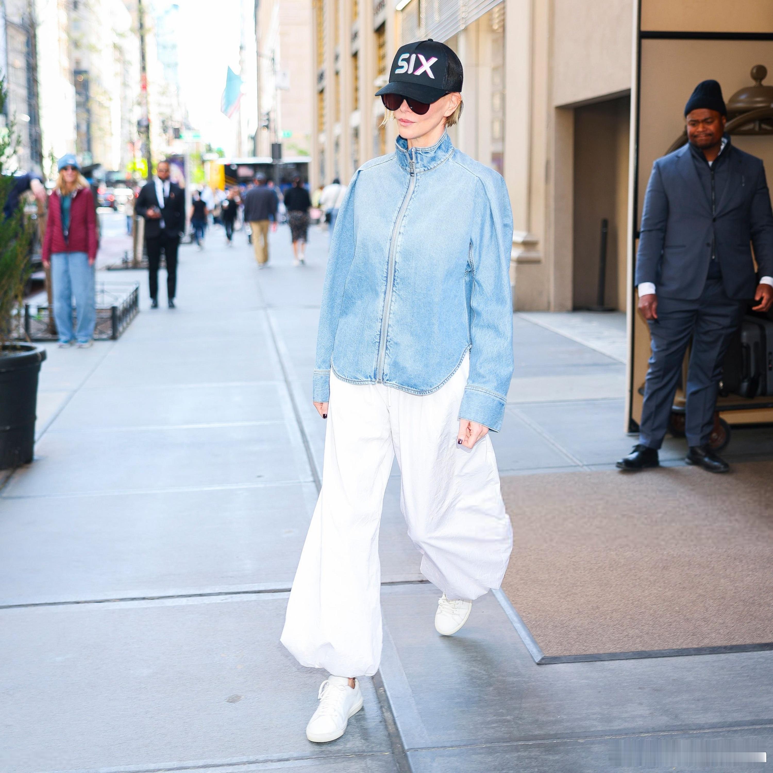 Charlize Theron查理兹塞隆在纽约外出，离开酒店前往时代广场攀岩宣传