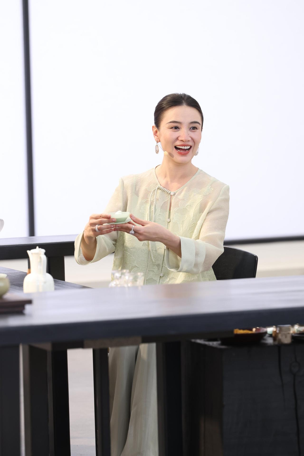 一、2025白玉兰视后封神发言（名场面天花板）
 
凭《山花烂漫时》张桂梅拿第二
