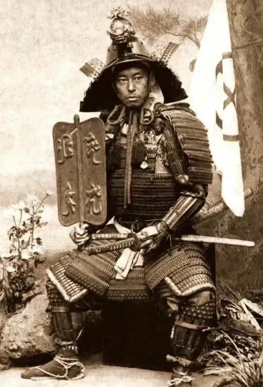 历史老照片：最后一代日本武士
19世纪中叶，明治维新开始的时候，西方摄影家镜头中