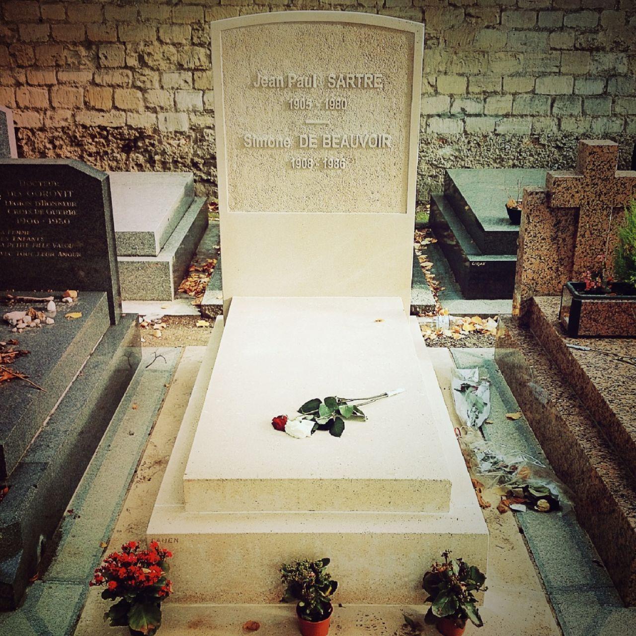 萨特和波伏娃生前极度亲密但从不同居，死后合葬，违背他们的意志吗？
 
这事儿看着