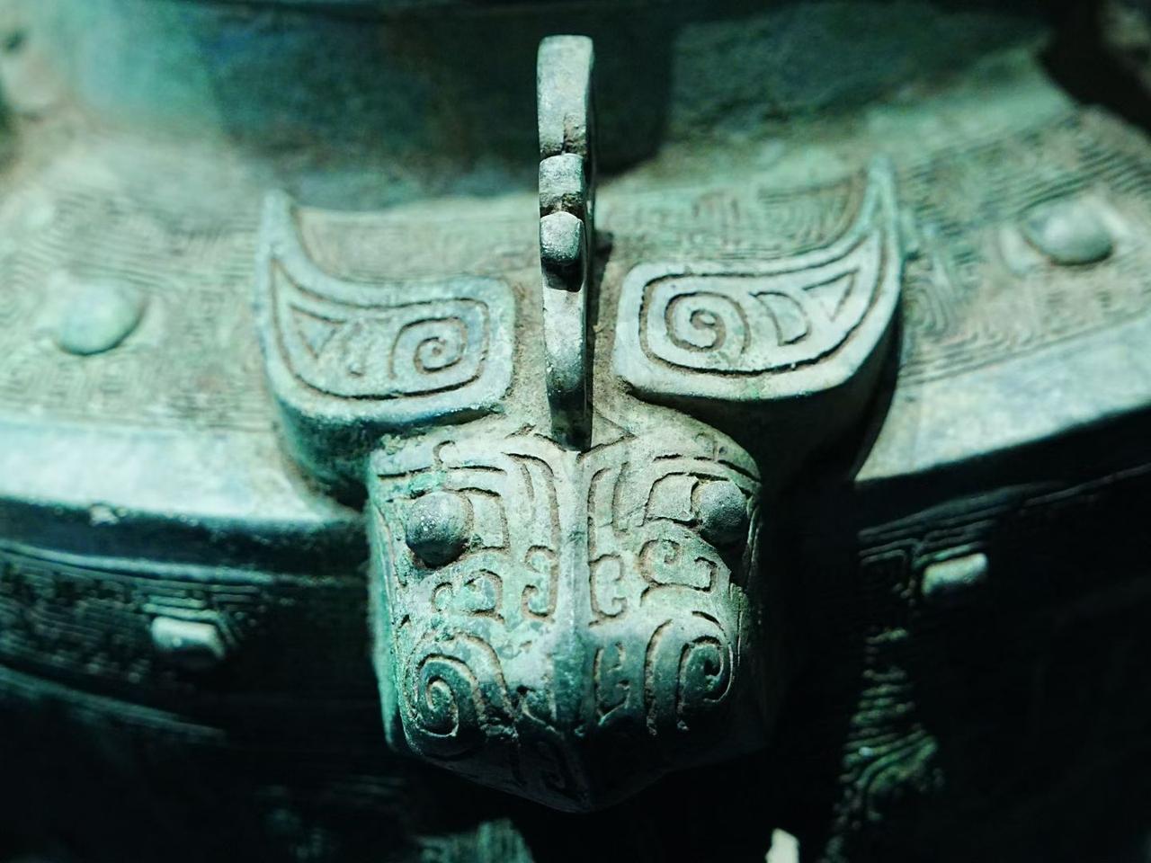 三星堆青铜罍神兽大角上发现了“古埃及”圣书体象形文字 𓏚 𓏏 𓏲 ，而且可