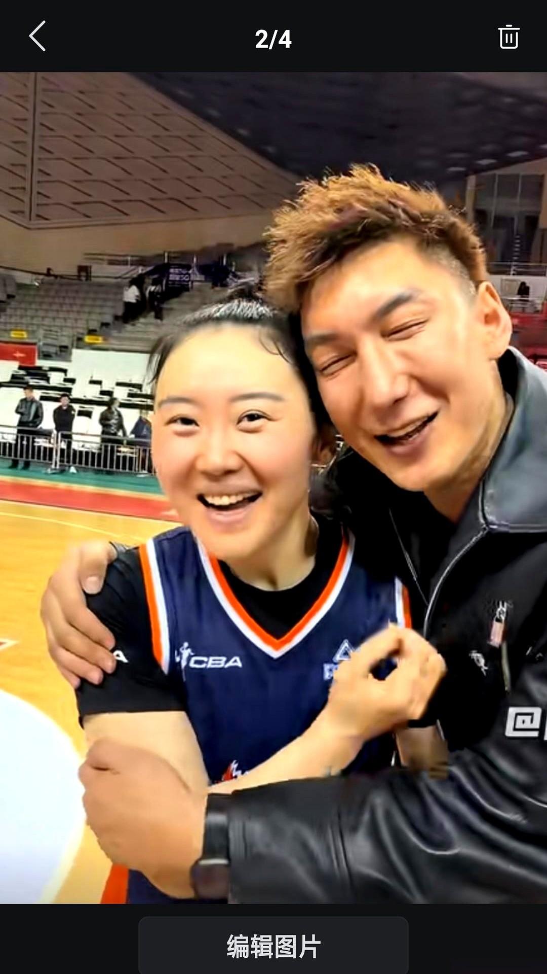 新疆女篮赢球哨声刚响，场边已经炸成一锅粥。
球员们尖叫着抱在一起，前国手武桐桐却