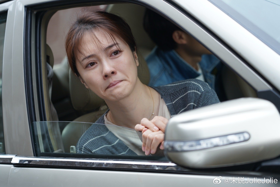 女演员自曝被粉丝跟踪超6年，还在其住所应聘小区保安