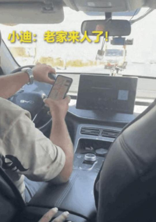 “这事都登上《人民日报》了！”一名女子前往阿塞拜疆旅游，叫网约车时意外坐上了一辆