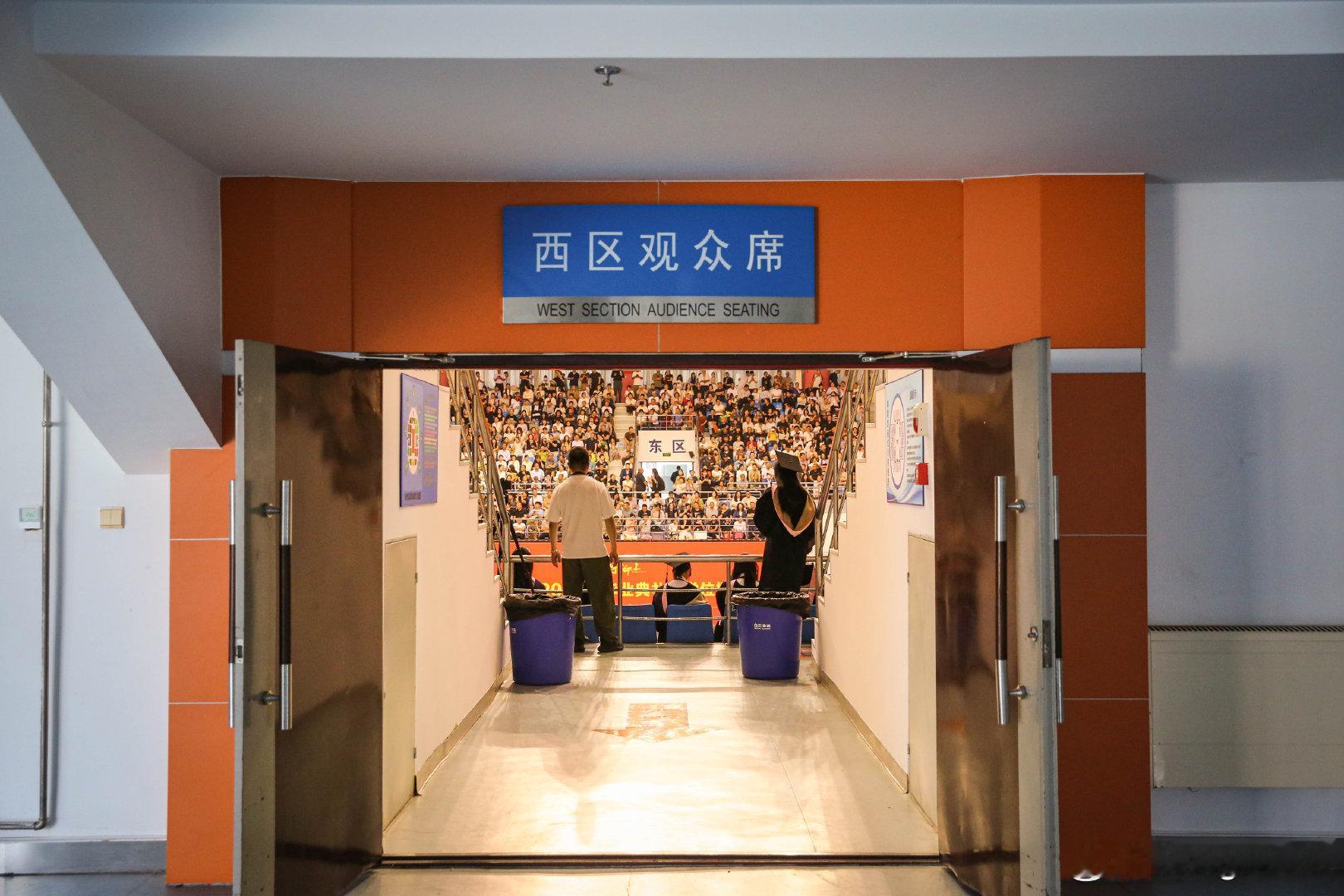 难得赶上了好兄弟的毕业典礼给他跟拍，很久没有拿出我的单反认认真真的拍个照。总感觉