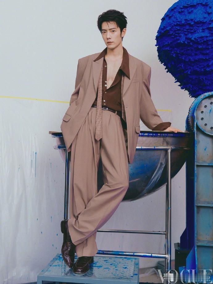 肖战VOGUE 肖战首次登上《VOGUE服饰与美容》，便拿下2026年十月刊"银