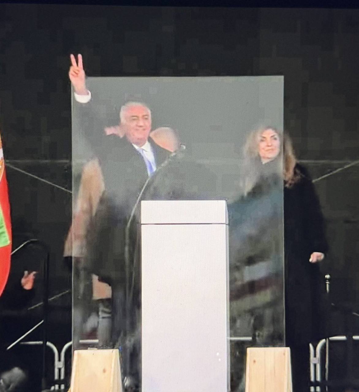 🙈 在慕尼黑举行的伊朗亲君主制集会上，小丑王爷礼萨·巴列维隔着防弹玻璃发表了全