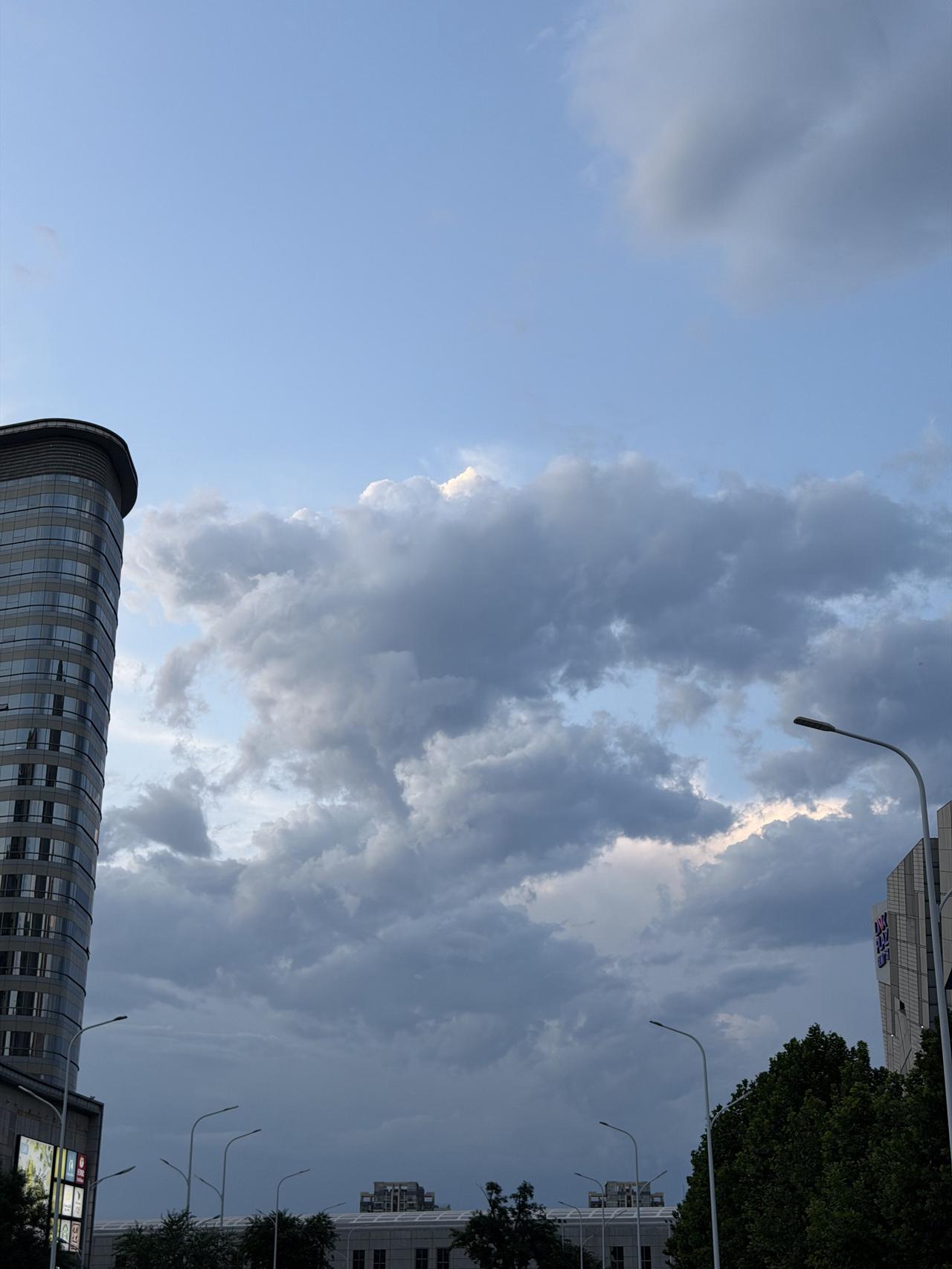 夕阳西下，云卷云舒，校园的黄昏美不胜收。黄昏后的风景 日落云景 黄昏前的景色 校
