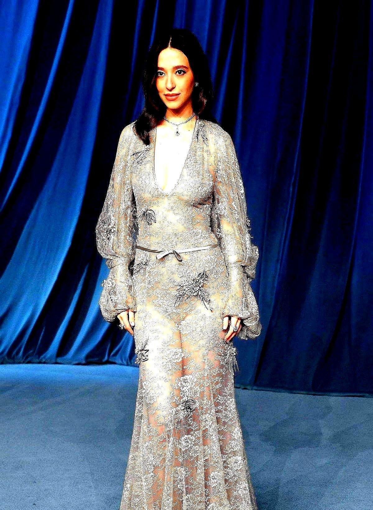 她一米六，被迪士尼拒过，却用一部电影让全世界记住她。
不靠脸，不靠腿，靠故事把票