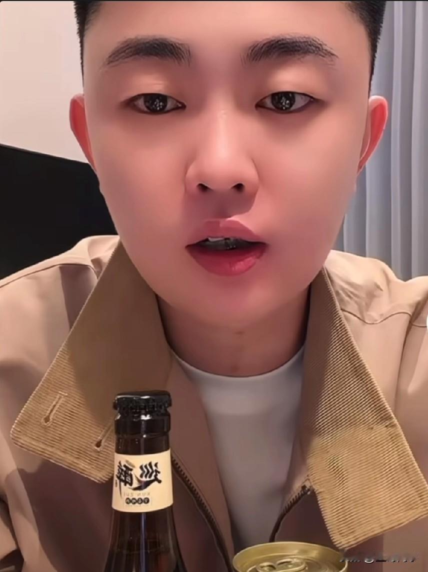 巴扎黑爆料线下和方丈合伙开公司！
巴扎黑透露将和方丈一起回葫芦岛，他俩线下和小成