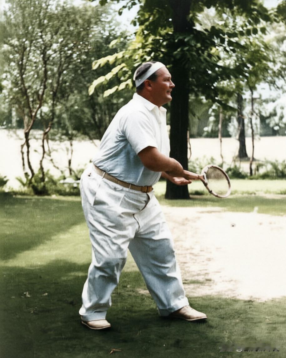 “帝国元帅”戈林在打网球。他的空军拿不下英格兰，那就用网球拍拿下温布尔登！[呲牙