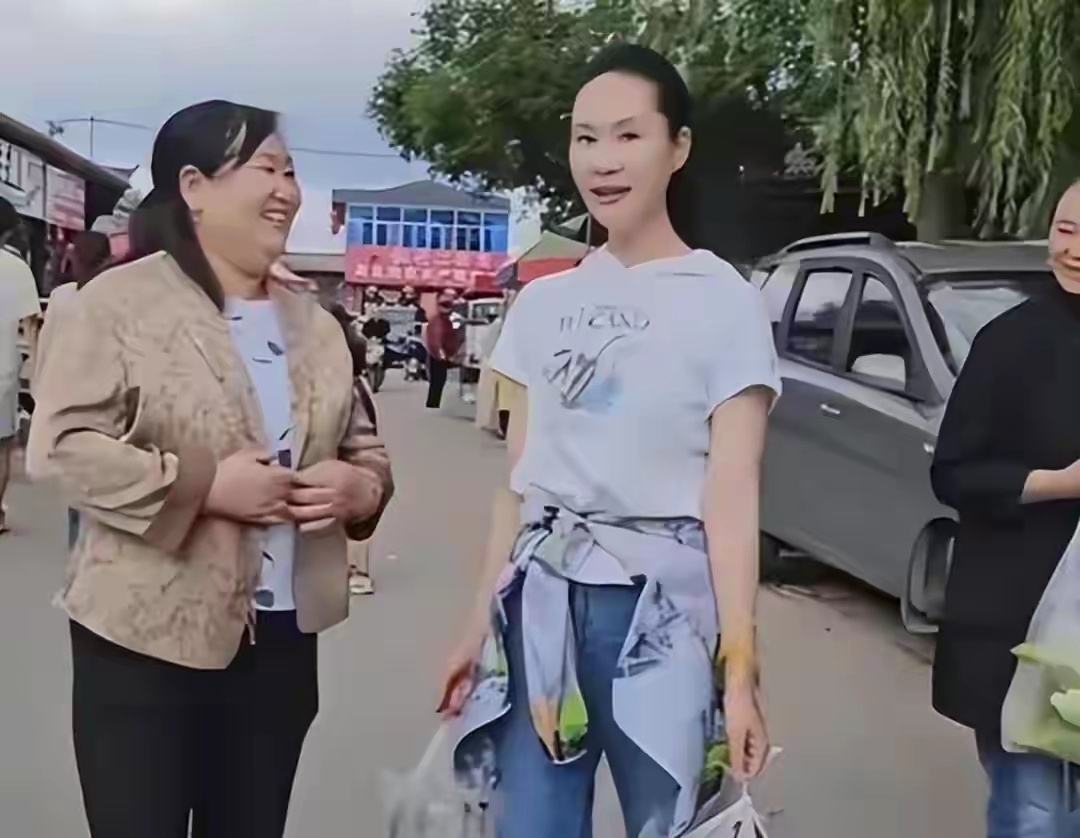 59岁的于文华卖掉北京房产，和丈夫李年搬回河北老家，住在200平自建房过田园生活