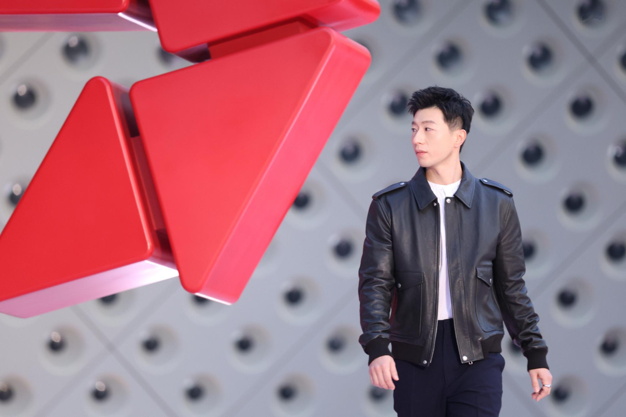 马龙Prada皮衣黑色皮衣也能穿的这么板正清爽马龙不愧是马龙 