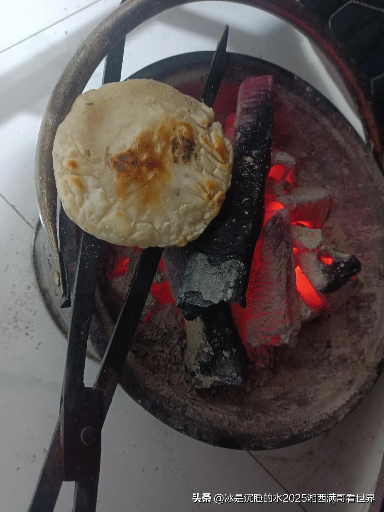 湘西山区老百姓寒冬腊月的标配：糯米糍粑。记得小时候，每到腊月，家家户户大人们就会