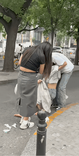 女子酒力太低了，喝的腿都软了。这样子，两女一男是不能够给她弄回目的的。
还是打的