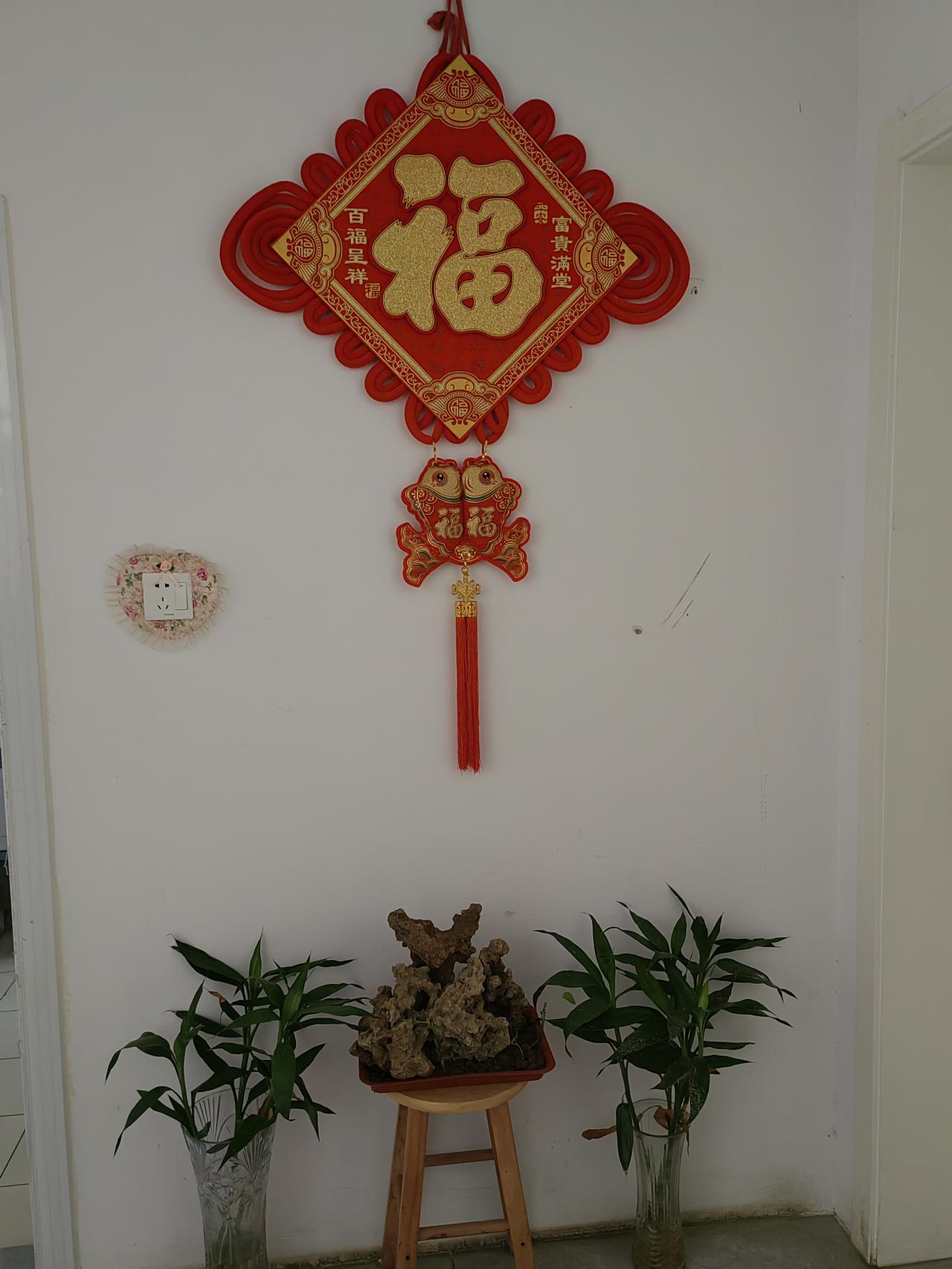 从河床捡回月光磨过的棱角
第一块压着去年的潮声
第二块，让风有了转弯的形状
我把