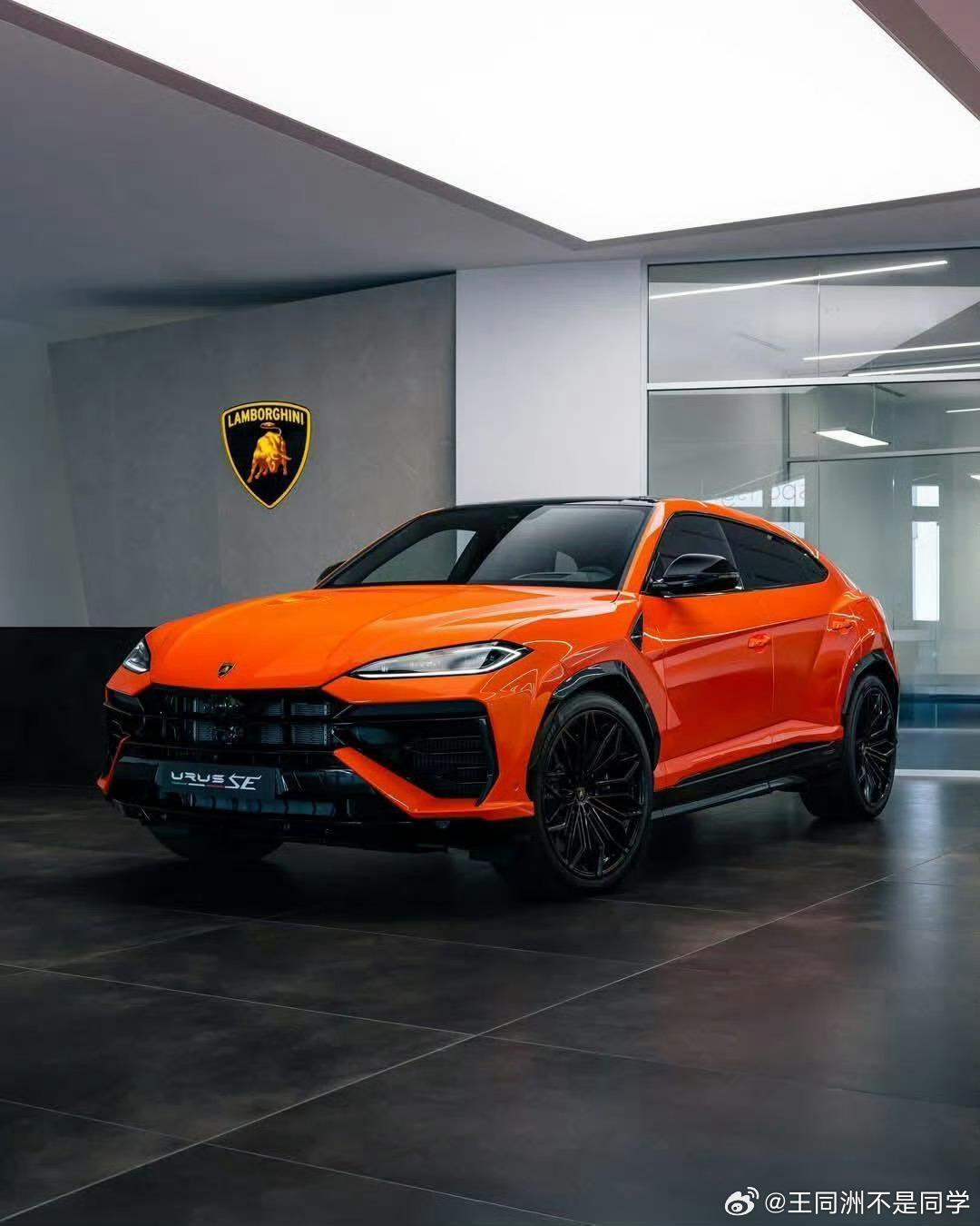 曝关晓彤喜提新车彤姐真低调，买了一台黑色大众系SUV排量4L，8个缸，无框车门，