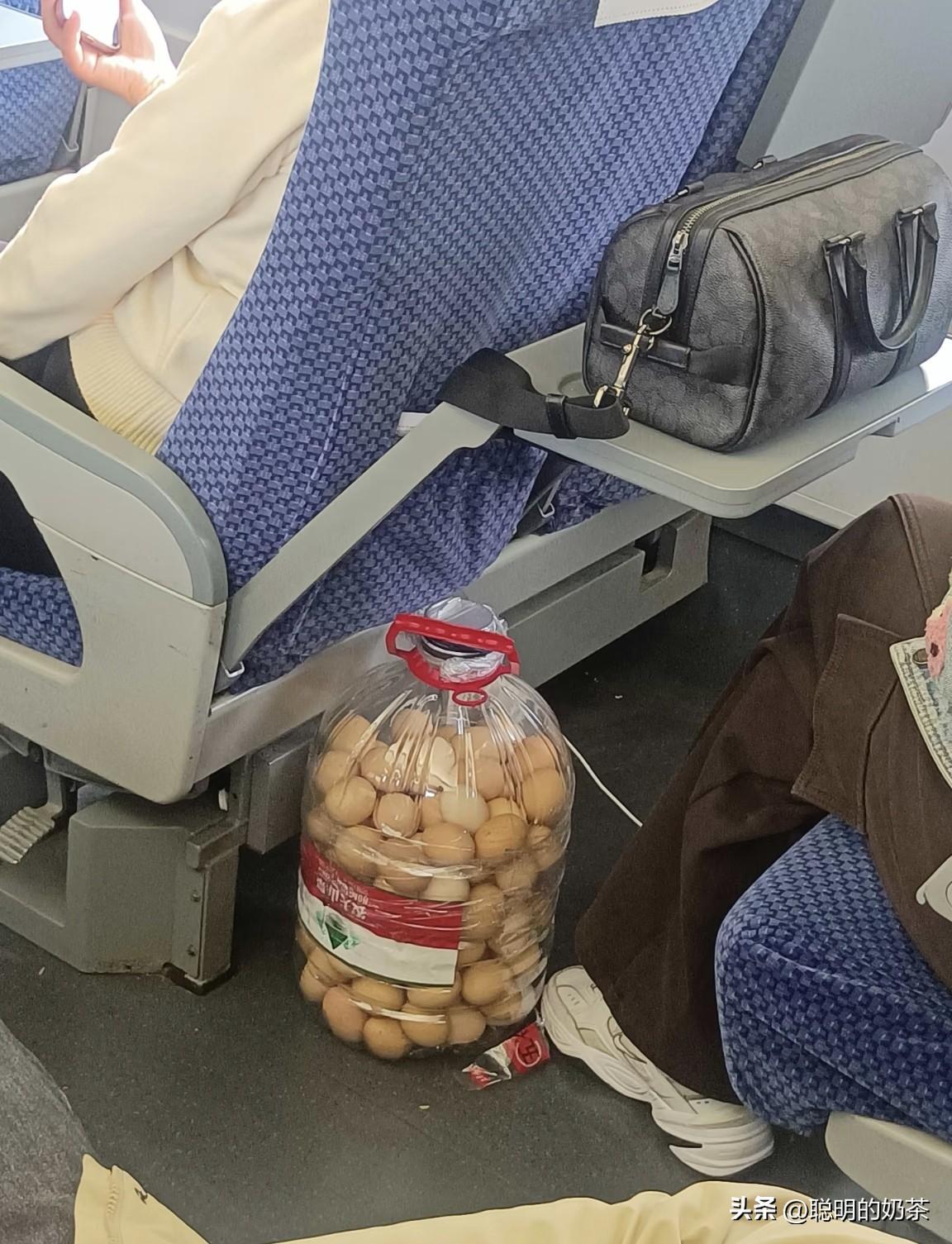 高铁上看到的我就是单纯的好奇，这个鸡蛋是咋放进去的？