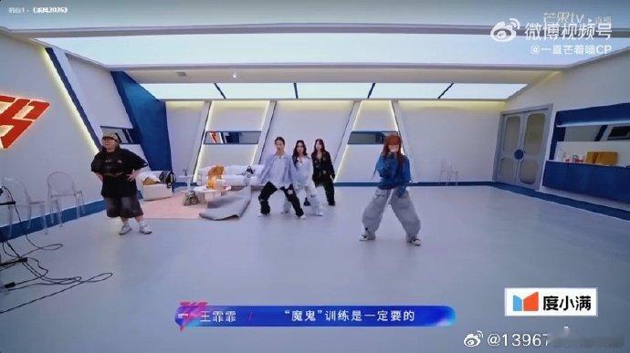 王霏霏孟佳魔鬼教练浪姐直播高标准严格约束，打磨出极具爆发力的舞台 