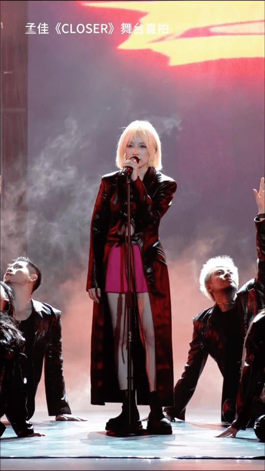 孟佳酷了3分钟甜了一秒 谁说酷和甜不能兼得？孟佳就用舞台证明了，3分钟酷帅得不行