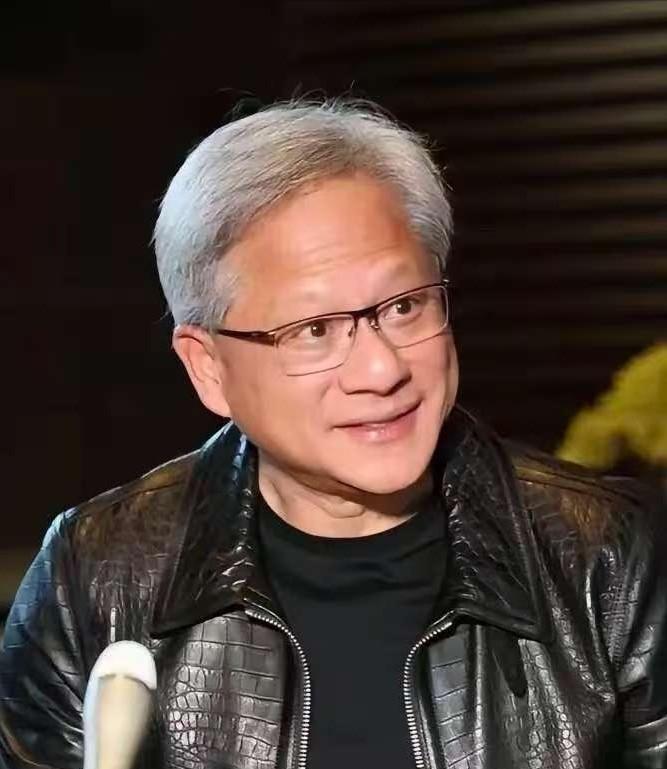 黄仁勋越来越不对劲了。 他都已经63岁了，却变得越来越活跃了。 按说这个年纪，早