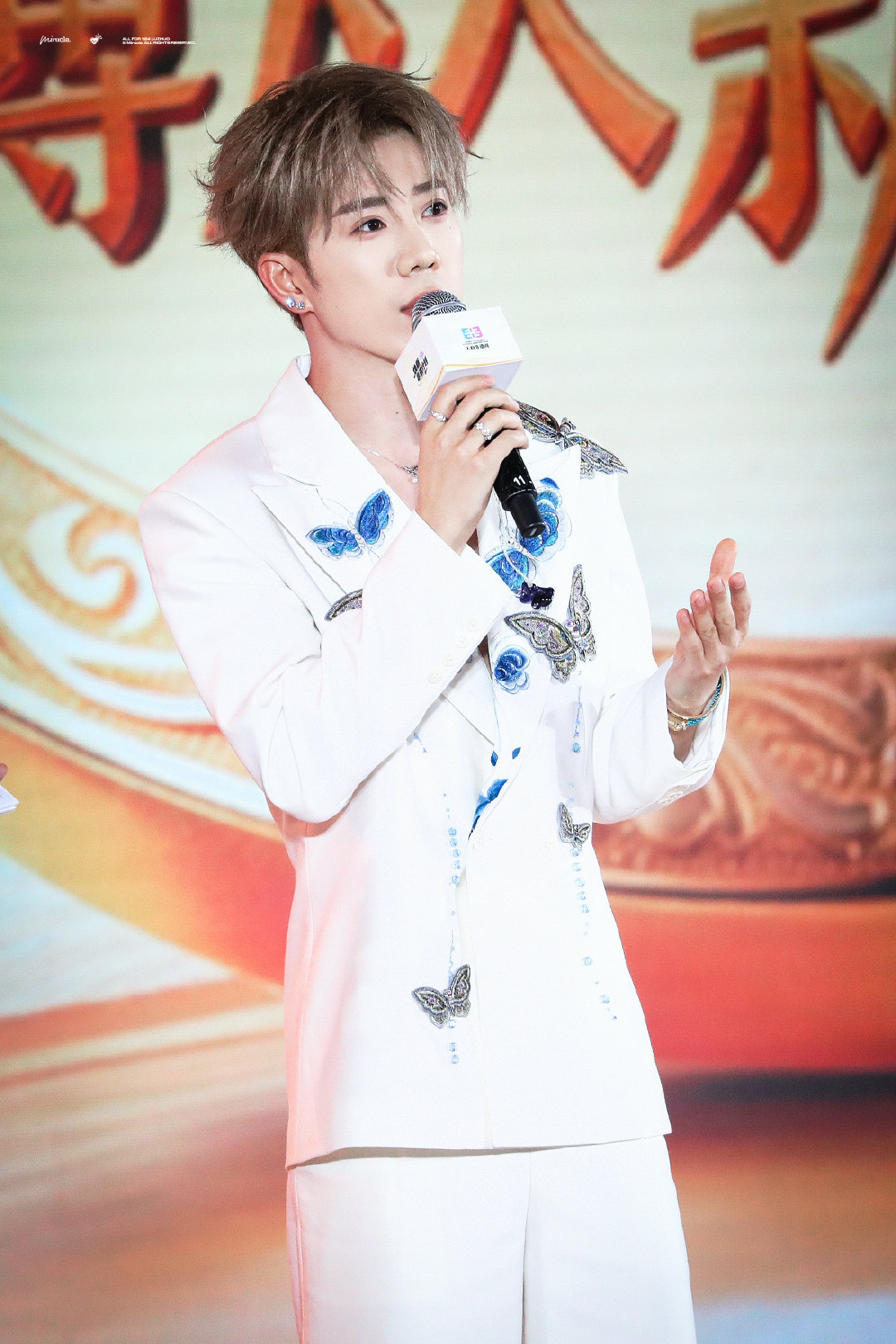 鹭卓把家乡的非遗穿在身上在昨晚微博焕新非遗盛典上，二哥鹭卓拿下非遗青春榜样，真心