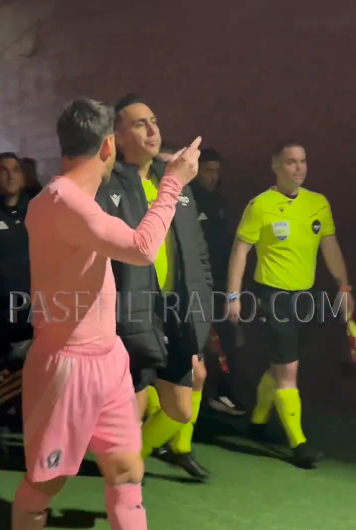 赛后有媒体拍摄到梅西在球员通道对裁判们的对话：“你们必须懂得尊重（规则），而且这