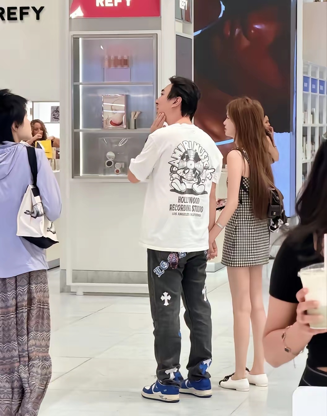 网友：王思聪穿的鞋子是什么牌子的？非常有气质，普通老百姓能不能买得起 